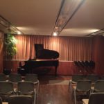 サロンセイワのグランドピアノと客席の写真